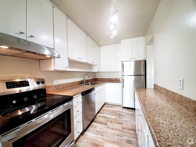 Building Photo - Beautiful, sunny woodlake condo Unit 302