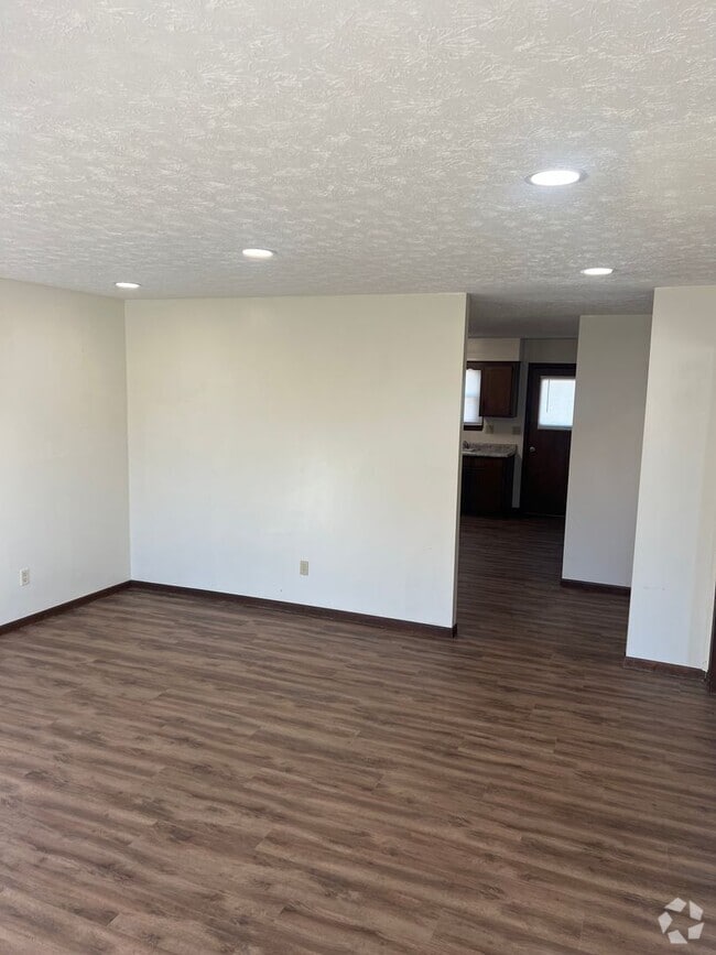 Building Photo - Spacious 3 Bedroom, 1 Bathroom Duplex Rental