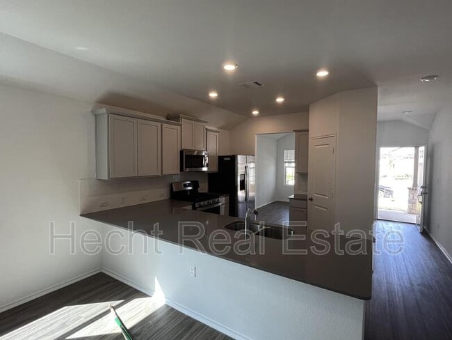 Photo - 283 Silver Glen Dr