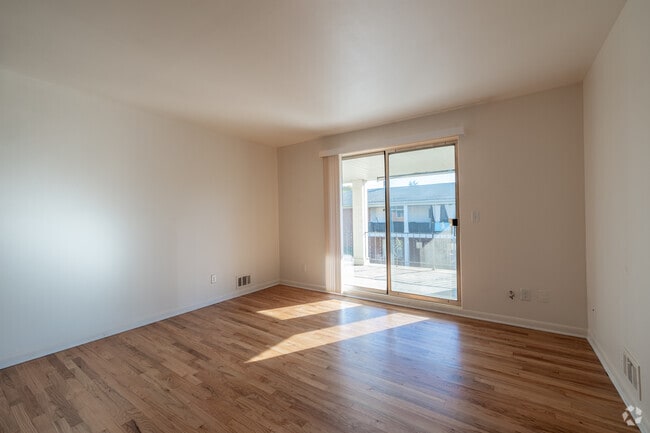 1BR, 1BA - 755SF - Living Room