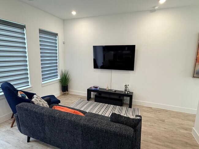 8103 Calhoun Rd Unit B