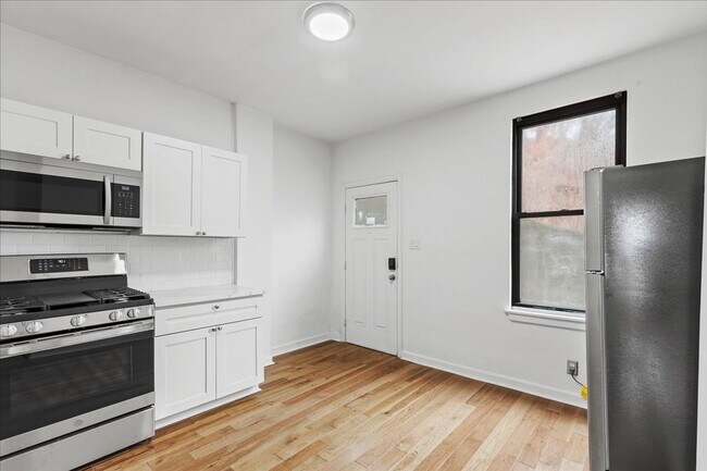 Building Photo - 1914-1918 B Street Unit 1914