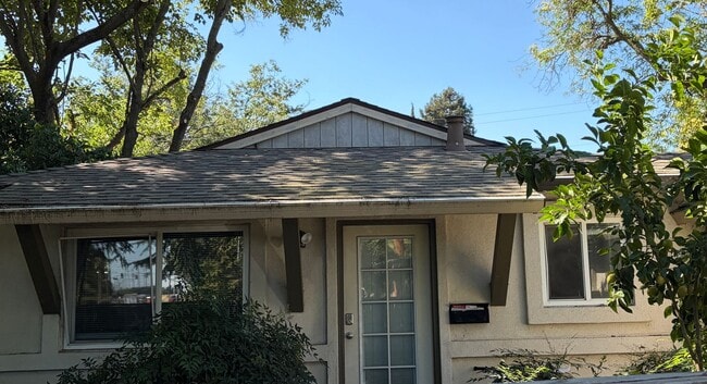 Building Photo - 6 Bedroom 2 Bathroom Home Available September 9 2026
