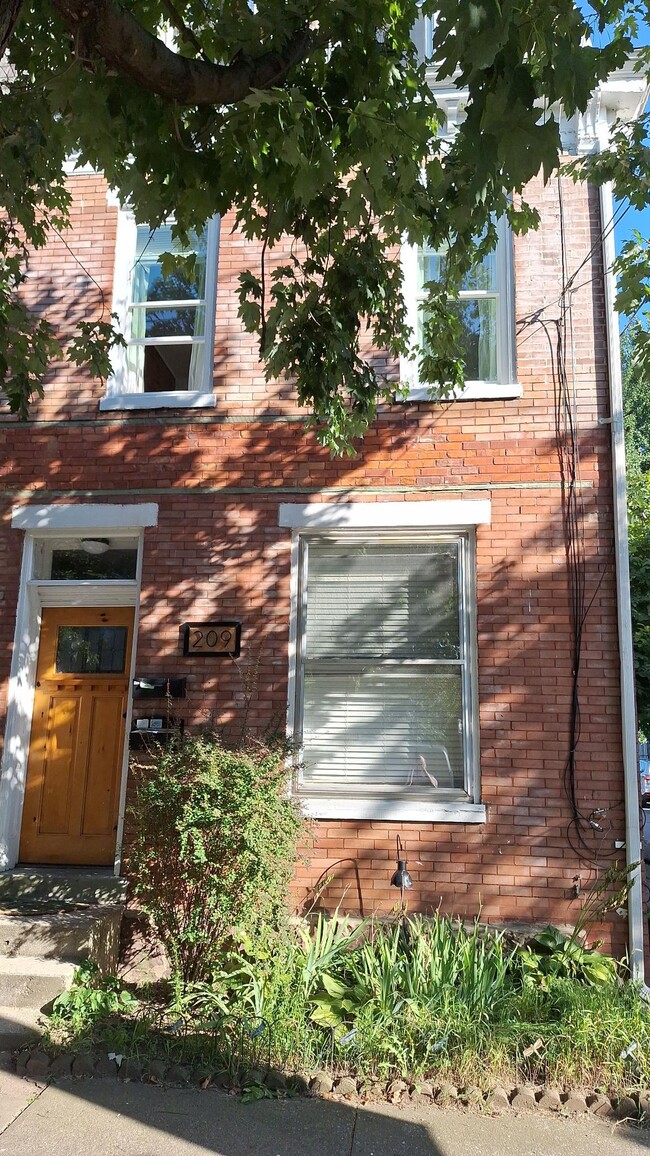 Building Photo - 209 Muench St Unit Apt. 2