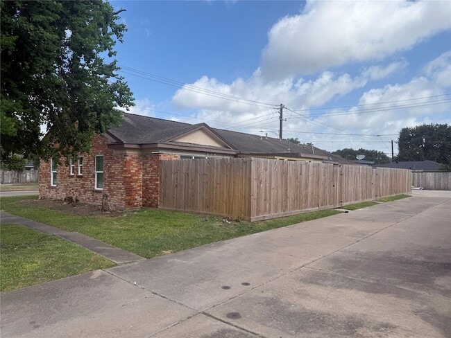 Photo - 6525 Renwick Dr Unit A
