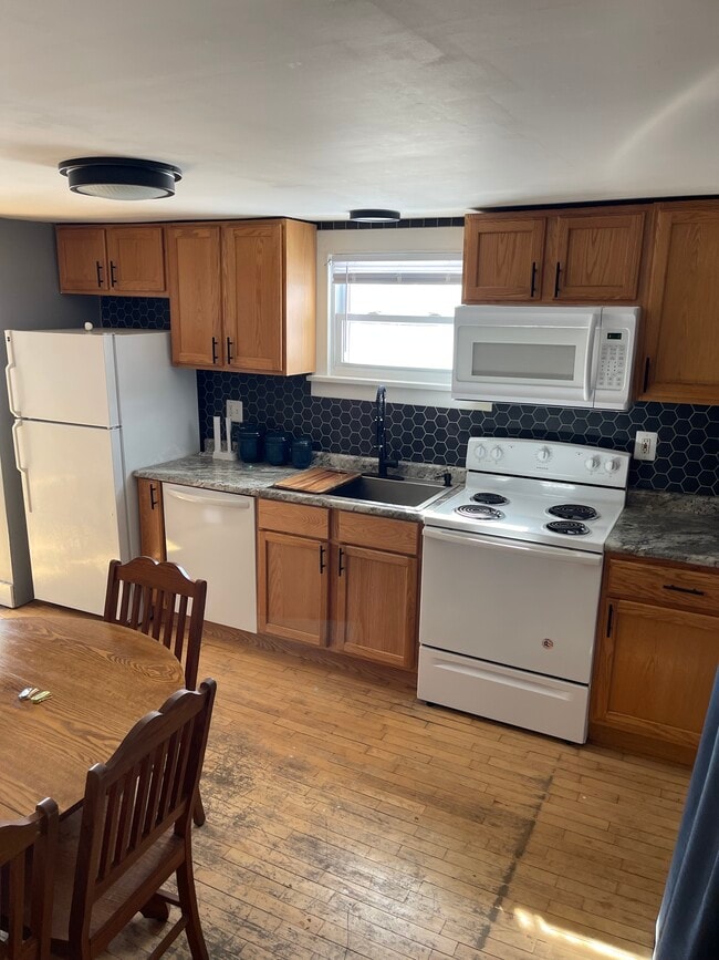 Photo - 721 24th St N