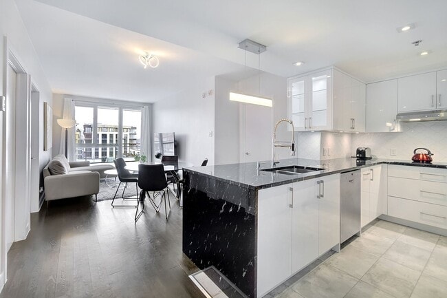 Building Photo - 905 Av. Plymouth Unit 611