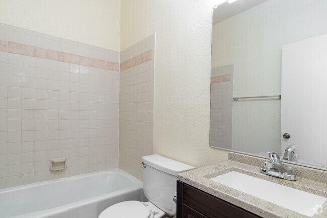 2BR, 2BA - 957SF - Primary Bathroom