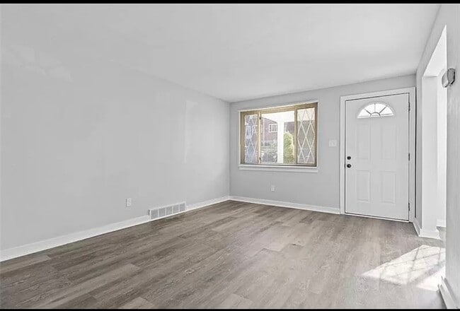 Photo - 118 Macfarlane Dr