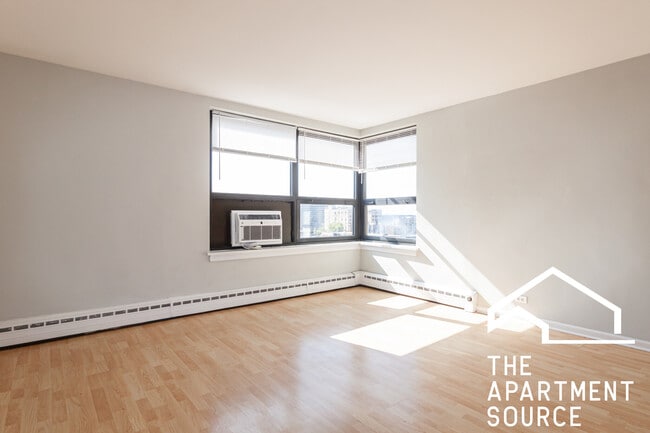 Building Photo - 445 W Wellington Ave Unit 11D