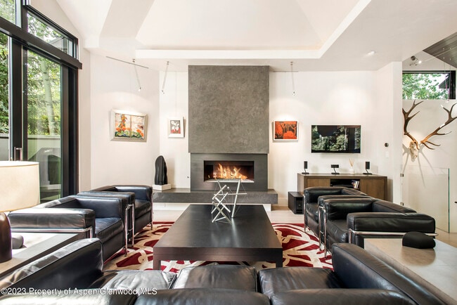 Photo - 307 N 6th St