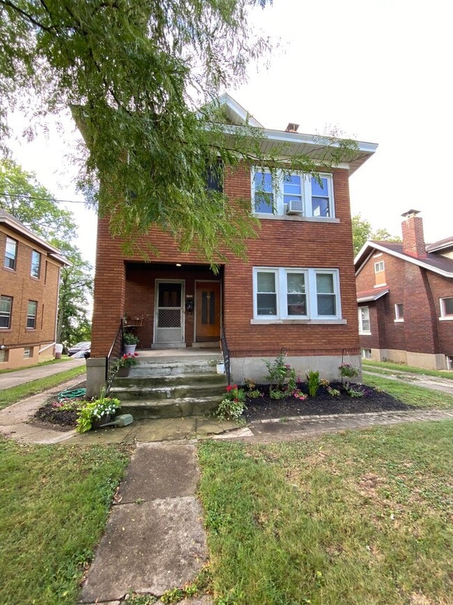 Building Photo - COVEDALE - Charming 3 bed apt, upstairs of... Unit 2