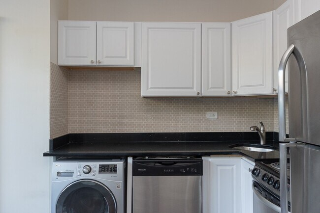 Photo - 3345 N Marshfield Unidad 301