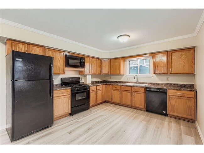 Photo - 475 Lawson Ave W