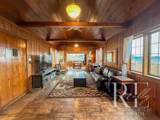 Photo - Charming Vintage Retreat with Stunning Views in Port Orchard