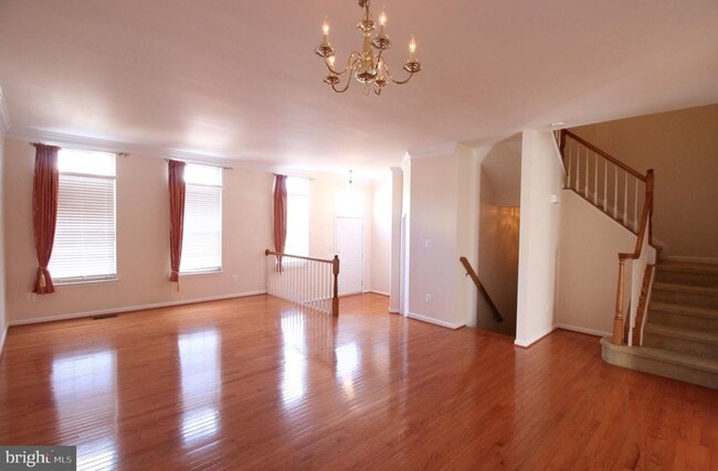 Photo - 21485 Trowbridge Square