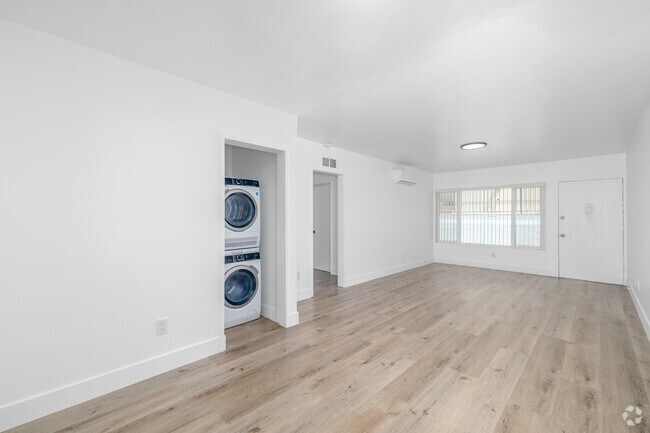 2BR, 1BA - 920SF - Living Room