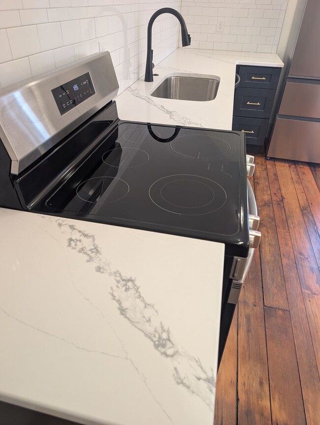 Photo - Beautifully Renovated 1 Bed, 1 Bath With In-Unit Washer/Dryer and New Appliances Unidad Apartment 5