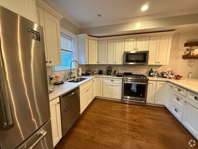 Building Photo - 323 W 4th St Rental