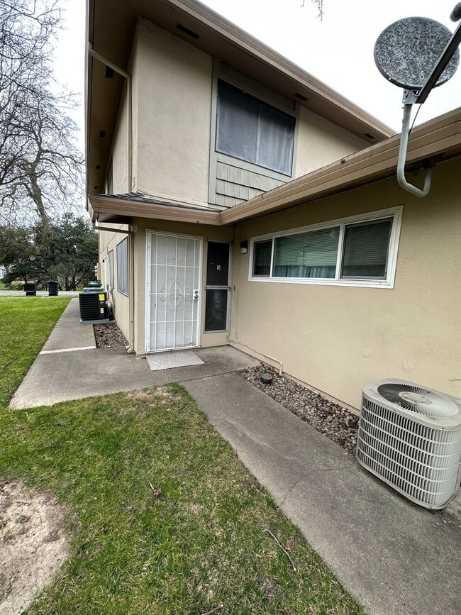 Building Photo - Cozy 2 Bedroom unit with community pool!