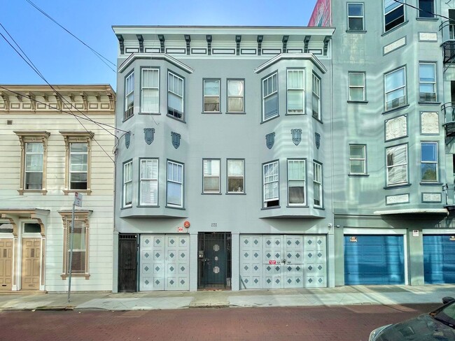 Building Photo - Charming Studio Apartment in the heart of ... Unit 585 Birch Street, #17