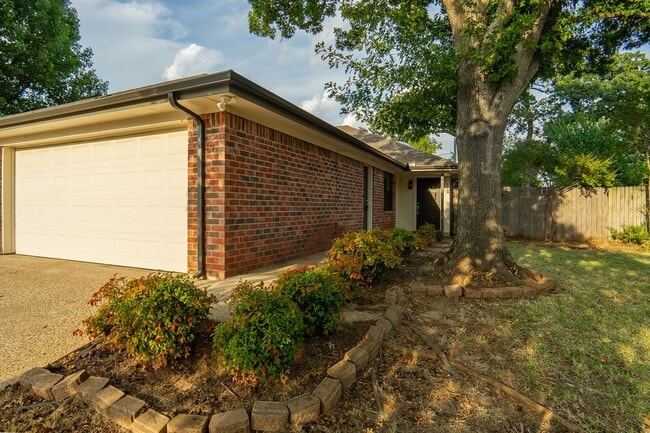 Building Photo - 6616/6618 Parkview Lane Unit 6616 Parkview Lane