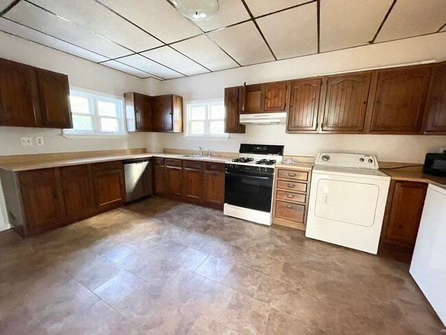 Building Photo - 26-28 Harbor View St Unit 2