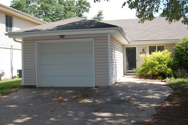 Building Photo - 3724 Clover Cir Unit 3724 Clover Circle