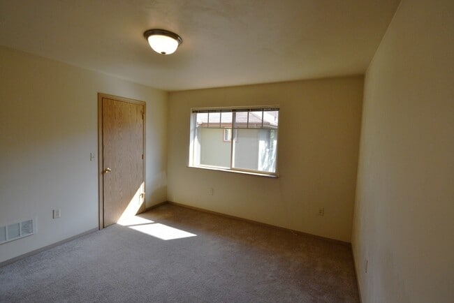 Photo - 2 Bed Townhouse with lots of Storage! Blocks from U of O!! Unit D