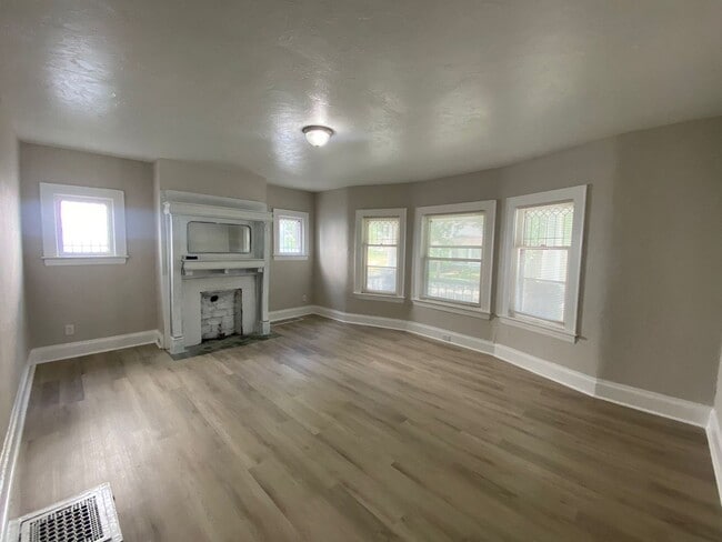 Photo - Beautiful Large 5 Bedroom Home Cleveland