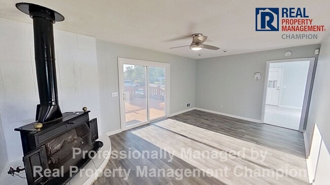 Building Photo - Updated 3 BD/2BA Home on Spacious Corner Lot
