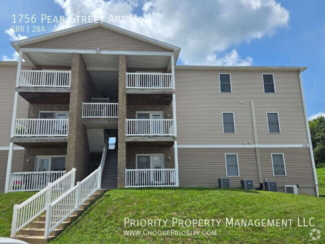 Building Photo - 1756 Pear St Unit I Rental