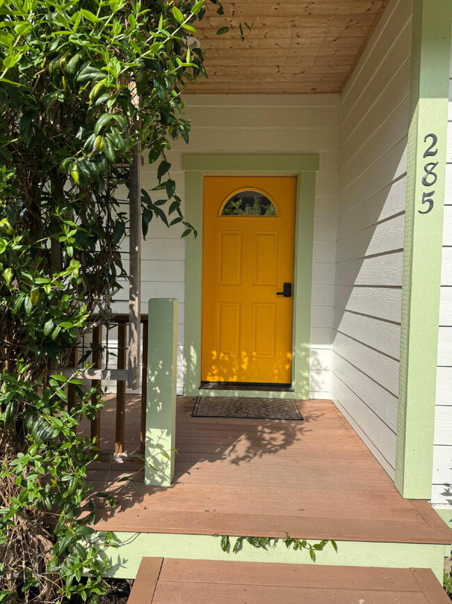 Photo - Single-family 3-bedroom home in a desirable neighborhood in town!