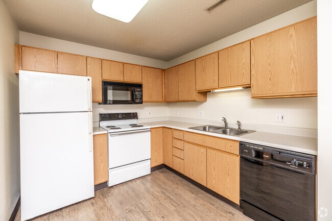 2BR, 1BA - 1st & 2nd Floor/920 SF