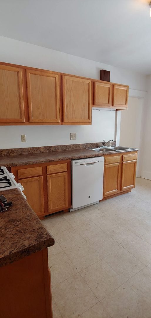 Building Photo - 351-351 Roosevelt Ave Unit 351 Roosevelt Avenue