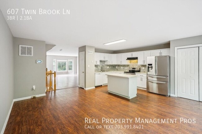 Photo - 607 Twin Brook Ln