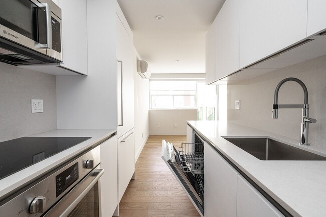 Building Photo - 365 Eglinton Ave E Unit 305