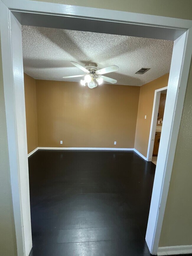 213 Old Oak Ln