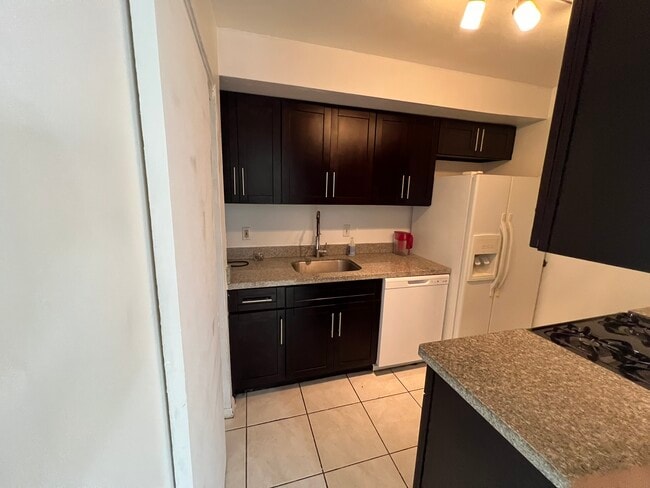 Building Photo - 6904 N Kendall Dr Unit F304 Rental