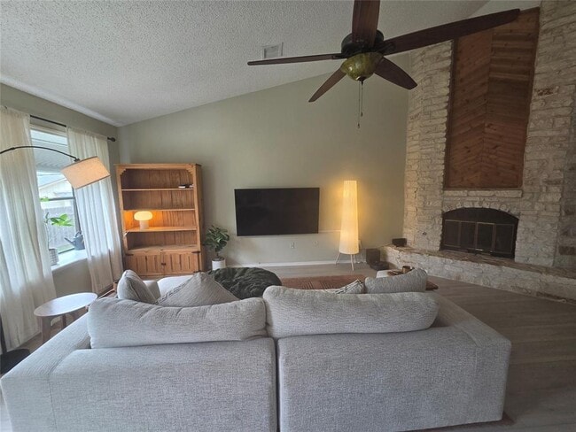 Photo - 1604 Kimmerling Ln
