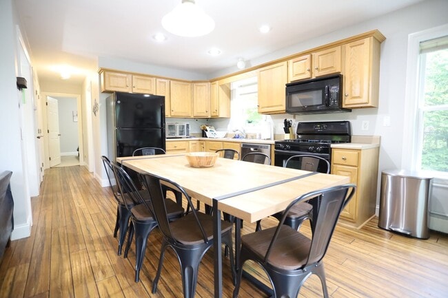 Photo - 4 Bed FURNISHED Winter Seasonal - Private Home Close to Ski Mountains! - $2940/mo, 6mo Lease