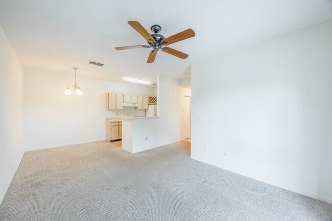 Photo - RENT BY MARCH 31st and RECEIVE 2 WEEKS OFF...