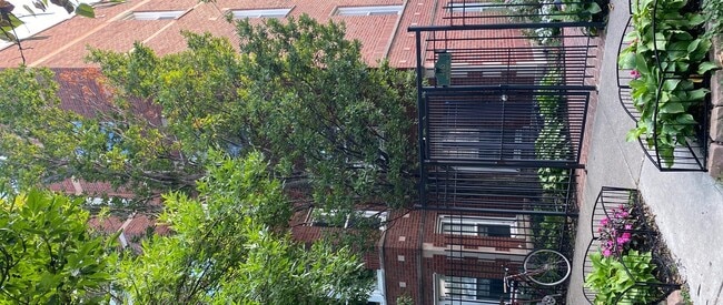 Building Photo - 4445 N Paulina St Unit C1
