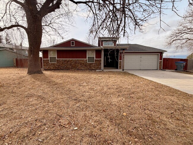 Building Photo - Spacious SINGLE-LEVEL 3 Bed / 3 Bath – NEW Carpet, Marble Counters & Fenced Yard