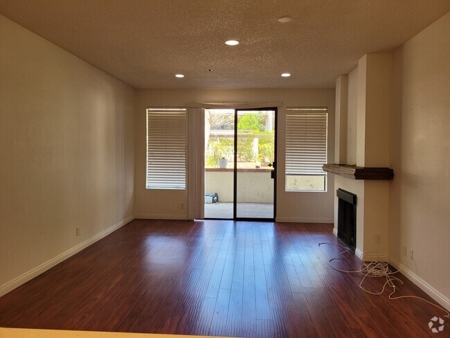 Building Photo - 2563 Plaza del Amo Unit 107 Rental