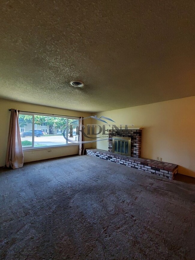 Photo - (2526m) 231 E. 18th St/ 1806 Sampson Unidad A