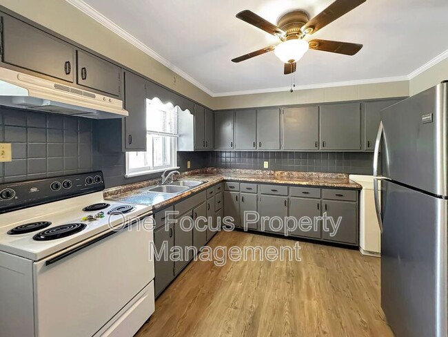 Building Photo - 610 Huston St Unit #3
