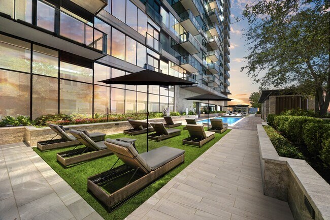 Terraza con piscina estilo centro turístico que ofrece áreas para sentarse soleadas y con sombra