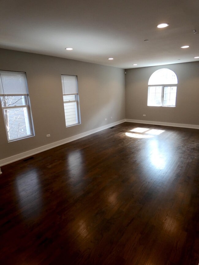 Photo - 1730 W Nelson St Unit CH