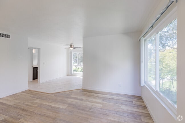 2BR, 2BA - 885SF